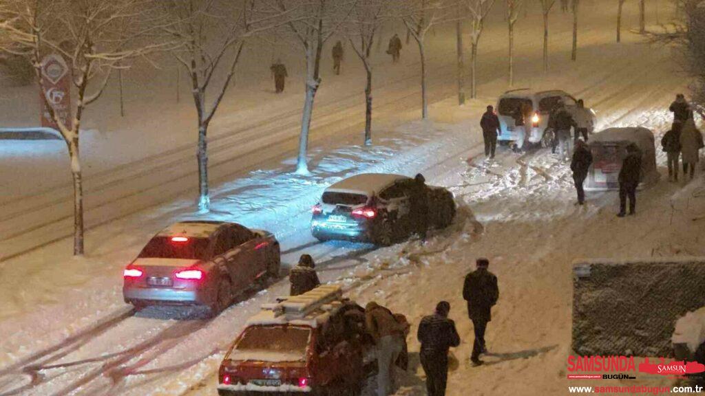 Samsun’daki Yoğun Kar Yağışı Hayatı Etkiledi