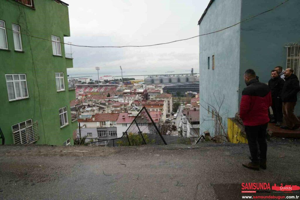 İlkadım'da İstinat Duvarı Çöktü: Sokak Trafiğe Kapatıldı