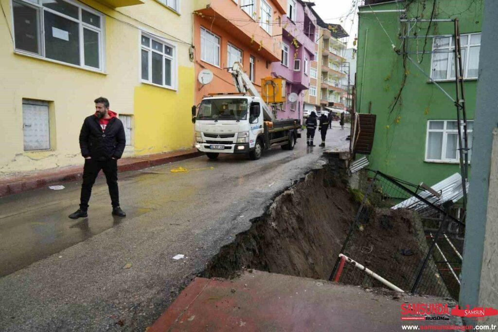 İlkadım'da İstinat Duvarı Çöktü: Sokak Trafiğe Kapatıldı